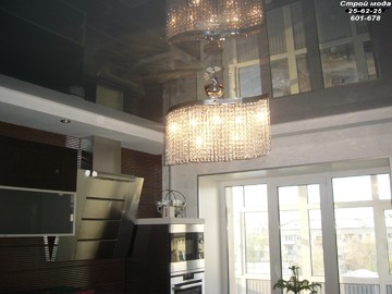 Натяжной потолок черного цвета на кухню с люстрой