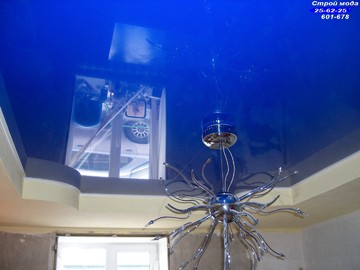 Натяжной потолок синего цвета на кухню в центре люстра